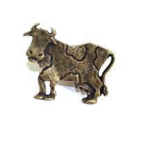 Emenee OR255 Cow facing Left Cabinet Knob shown in Matte Antique Brass (ABR)